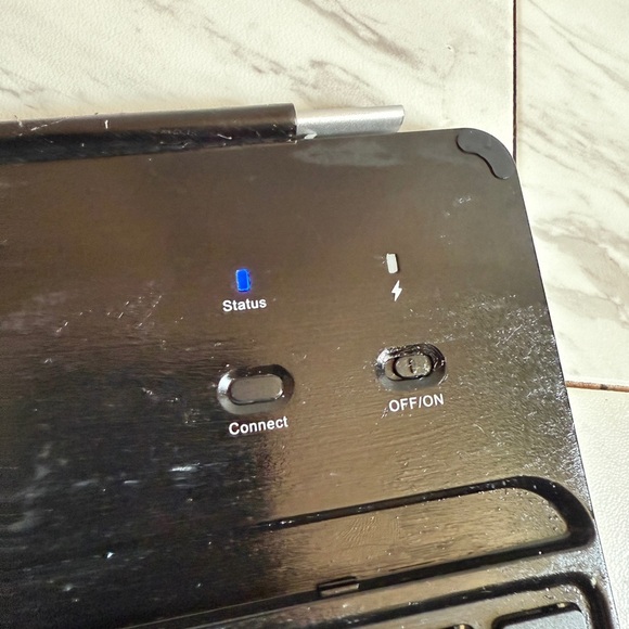 Apple iPad 4th Gen 16GB Wi-Fi Tablet w/ Anker Bluetooth Keyboard Charger + Case - Picture 9 of 9